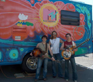 stevejameykevinwithmtvbus.jpg
